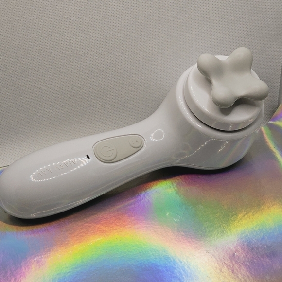 Mary Kay Skinvigorate Sonic Skin Care System - Picture 3 of 9